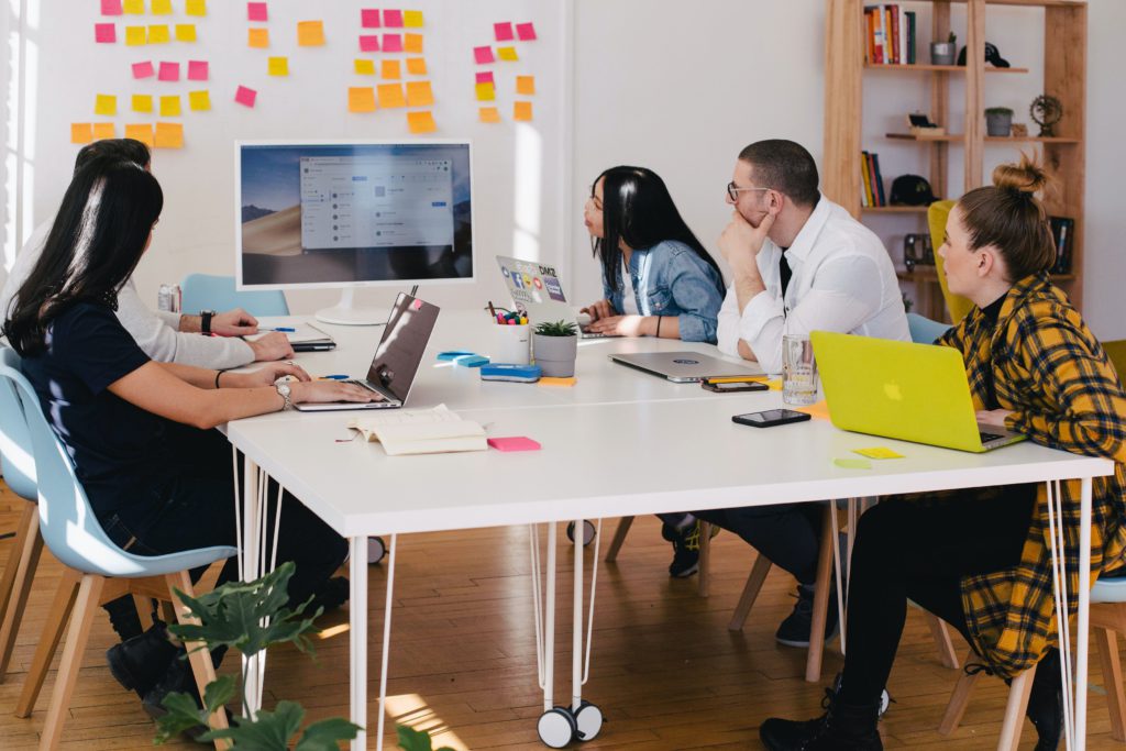 L'équipe marketing au complet pour mesurer l'efficacité de la stratégie digitale de leur entreprise. Photo by Leon on Unsplash.
